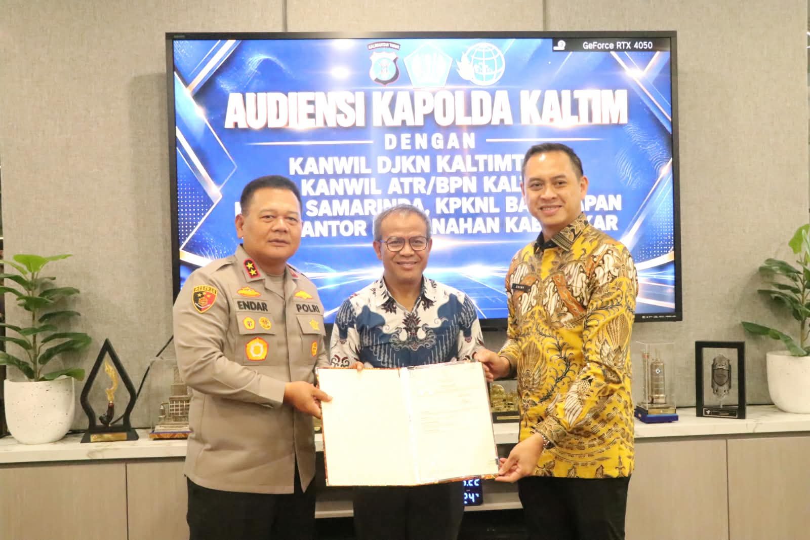 Kakanwil BPN Provinsi Kalimantan Timur Serahkan Sertipikat Tanah SPN Polda Kaltim PROKALTIM 1 WhatsApp Image 2026 09 22 at 18.41.38 Kakanwil BPN Provinsi Kalimantan Timur Serahkan Sertipikat Tanah SPN Polda Kaltim PROKALTIM