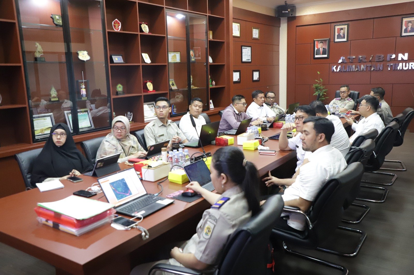 Kawal Proyek Strategis Nasional, Kanwil BPN Provinsi Kaltim Gelar Rapat Ekspose Pengadaan Tanah Infrastruktur Pendukung IKN PROKALTIM 1 WhatsApp Image 2026 10 06 at 14.28.13 Kawal Proyek Strategis Nasional, Kanwil BPN Provinsi Kaltim Gelar Rapat Ekspose Pengadaan Tanah Infrastruktur Pendukung IKN PROKALTIM