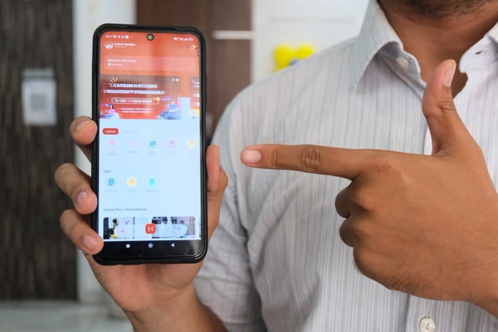 Pengguna Fitur Antrian Daring Sentuh Tanahku: Bisa Urus Tanah Tanpa Cuti PROKALTIM 1 Sebagai pemohon yang biasa mengakses layanan di Kantor Pertanahan (Kantah) Kota Padang, ia sering memanfaatkan aplikasi Sentuh Tanahku, terutama fitur Antrian Daring untuk merencanakan kedatangannya