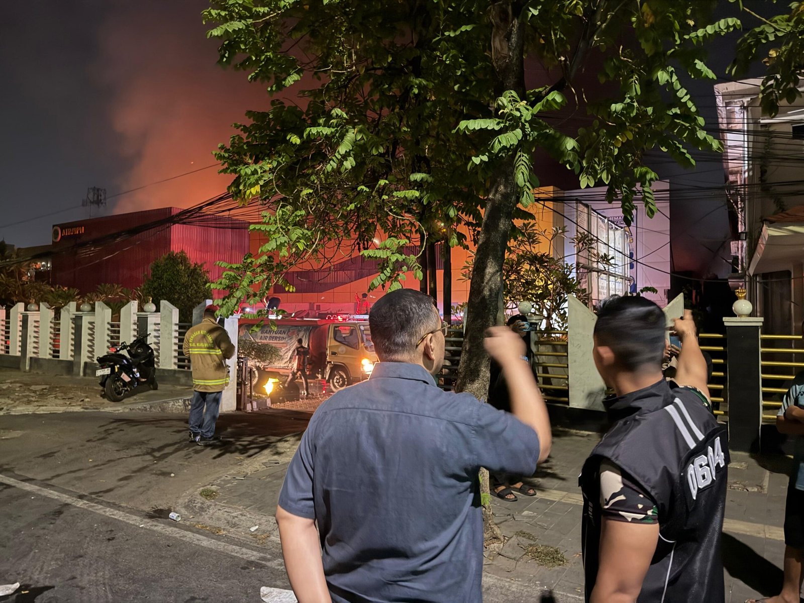 Wamen Ossy Tinjau Langsung Kebakaran Kantah Karawang, Prioritaskan Keselamatan dan Pemulihan Layanan PROKALTIM 1 Ossy Dermawan, mendatangi Kantor Pertanahan Kabupaten Karawang, Jawa Barat