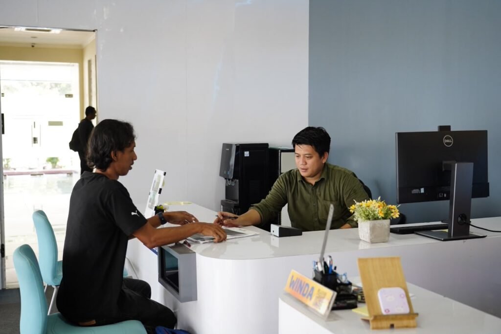 Pelayanan Tanah Akhir Pekan (PELATARAN) yang tersedia di sejumlah Kantor Pertanahan (Kantah) memberikan alternatif bagi masyarakat yang ingin mengurus urusan tanah