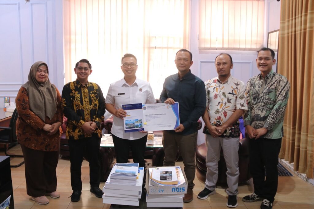 Kantor Pertanahan Kabupaten Paser Terima Produk Peta Bidang Tanah (PBT) dalam Pelaksanaan PTSL Terintegrasi ILASPP PROKALTIM 1 Kantor Pertanahan Kabupaten Paser menerima penyerahan produk hasil berupa Peta Bidang Tanah (PBT) dari PT Geomosaic Indonesia