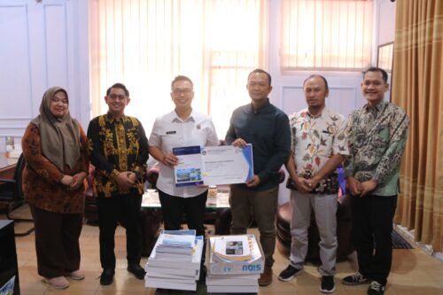 Kantor Pertanahan Kabupaten Paser menerima penyerahan produk hasil berupa Peta Bidang Tanah (PBT) dari PT Geomosaic Indonesia