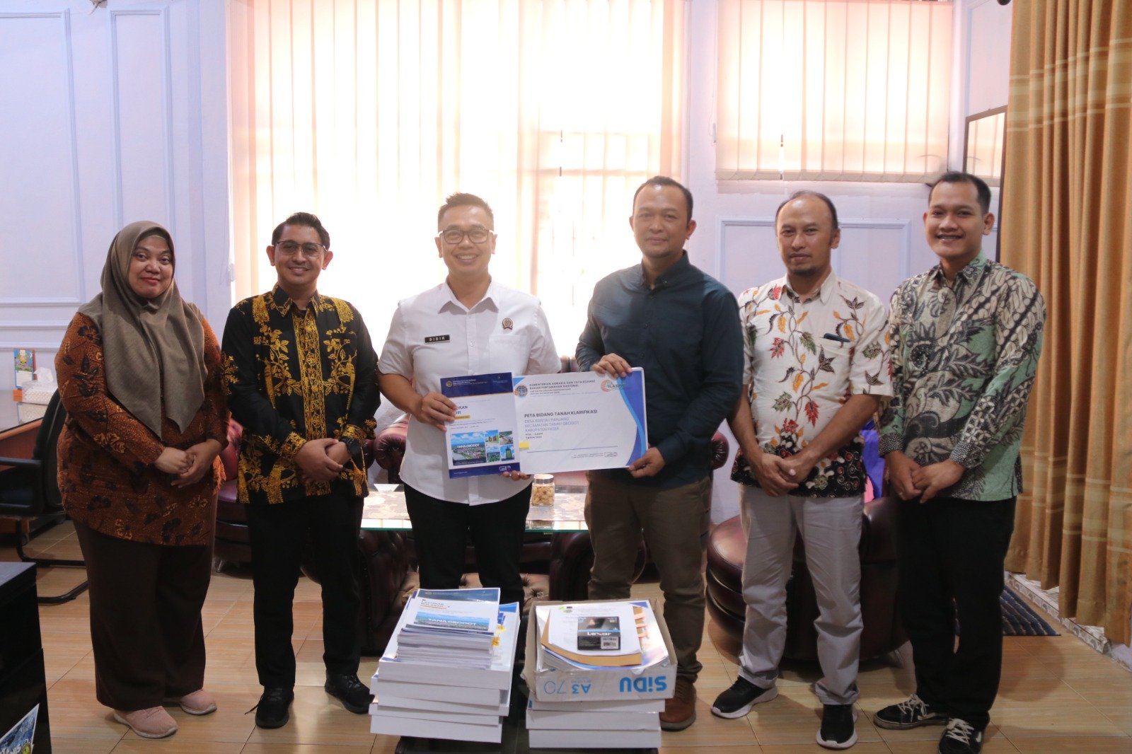 Kantor Pertanahan Kabupaten Paser Terima Produk Peta Bidang Tanah (PBT) dalam Pelaksanaan PTSL Terintegrasi ILASPP PROKALTIM 1 Kantor Pertanahan Kabupaten Paser menerima penyerahan produk hasil berupa Peta Bidang Tanah (PBT) dari PT Geomosaic Indonesia
