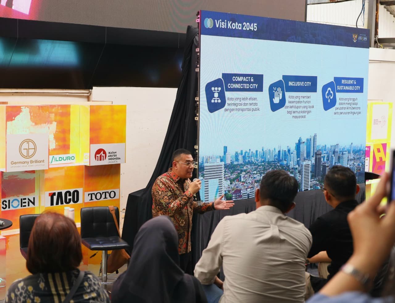 Wamen Ossy Ajak Kolaborasi para Arsitek untuk Wujudkan Visi Kota 2045 PROKALTIM 1 Pembangunan kota-kota besar di Indonesia dihadapkan dengan tantangan untuk menyediakan ruang yang terhubung, inklusif, dan berkelanjutan bagi masyarakat
