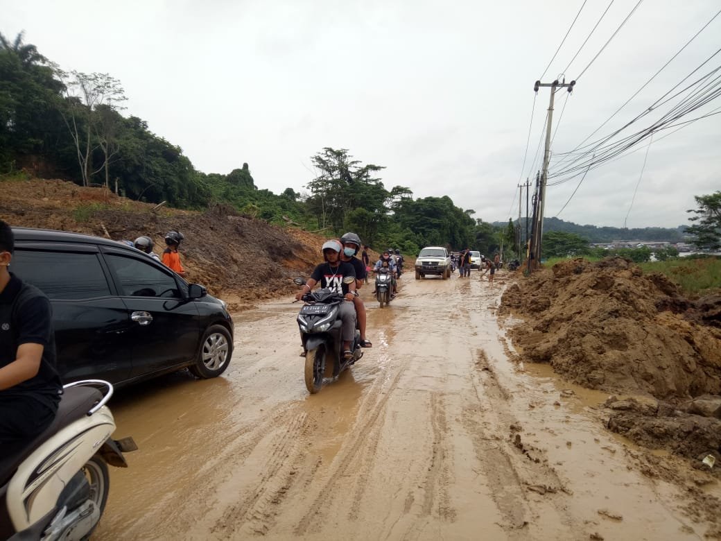 Hati-Hati! Pengendara Banyak Terjatuh, Paska Longsor Pattimura PROKALTIM 1 IMG 20210212 WA0004 Hati-Hati! Pengendara Banyak Terjatuh, Paska Longsor Pattimura PROKALTIM