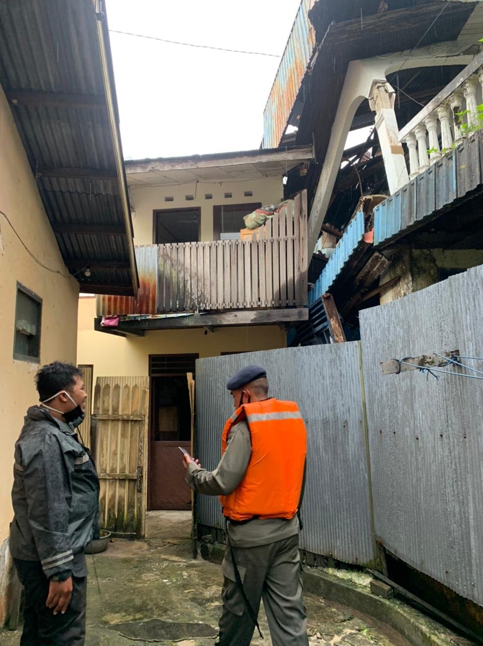 Rumah Roboh dan Hujan Deras, Tim Siaga Respon Bencana Gegana Kaltim Pasang Police Line dan Evakuasi Masyarakat PROKALTIM 1 IMG 20210323 WA0002 Rumah Roboh dan Hujan Deras, Tim Siaga Respon Bencana Gegana Kaltim Pasang Police Line dan Evakuasi Masyarakat PROKALTIM