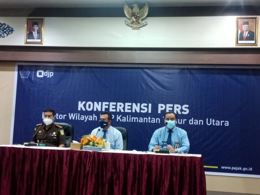 Negara Rugi Rp. 1.620.587.500.00, Kanwil DJP Kaltimtara Serahkan Tersangka. PROKALTIM 1 IMG 20210325 WA0019 Negara Rugi Rp. 1.620.587.500.00, Kanwil DJP Kaltimtara Serahkan Tersangka. PROKALTIM