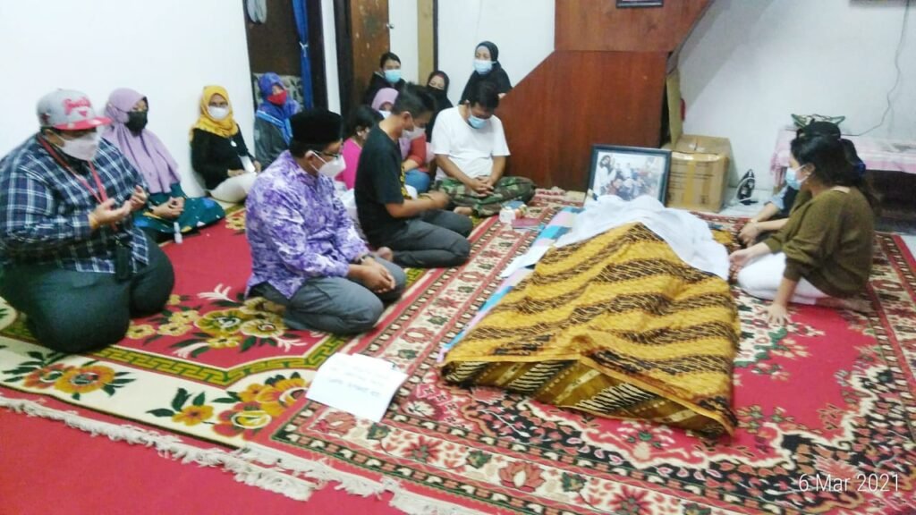WhatsApp Image 2021 03 07 at 00.34.24 Anggota DPRD Riri Saswita Diano Meninggal, Ananda Emira Moeis, Eddy Tarmo dan anggota PDIP Ngelayat ke Rumah Duka PROKALTIM