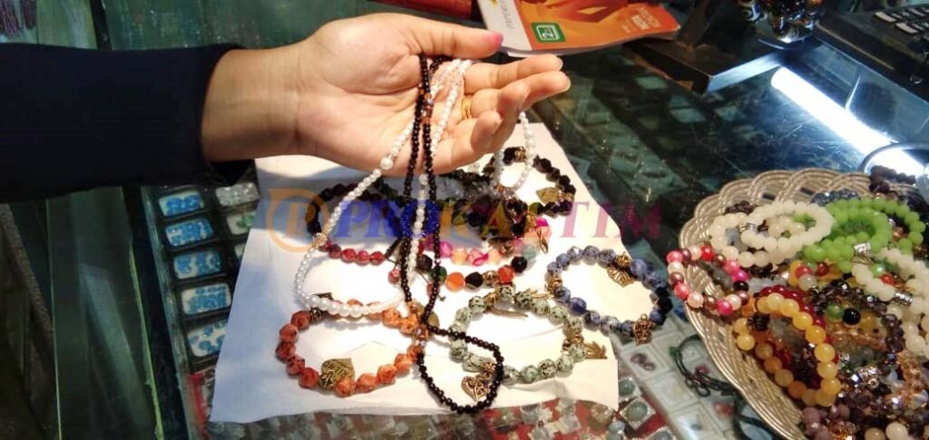 batu manik Yuk, Intip Keindahan Strap Masker dari Bebatuan di Pasar Inpres Kebun Sayur PROKALTIM