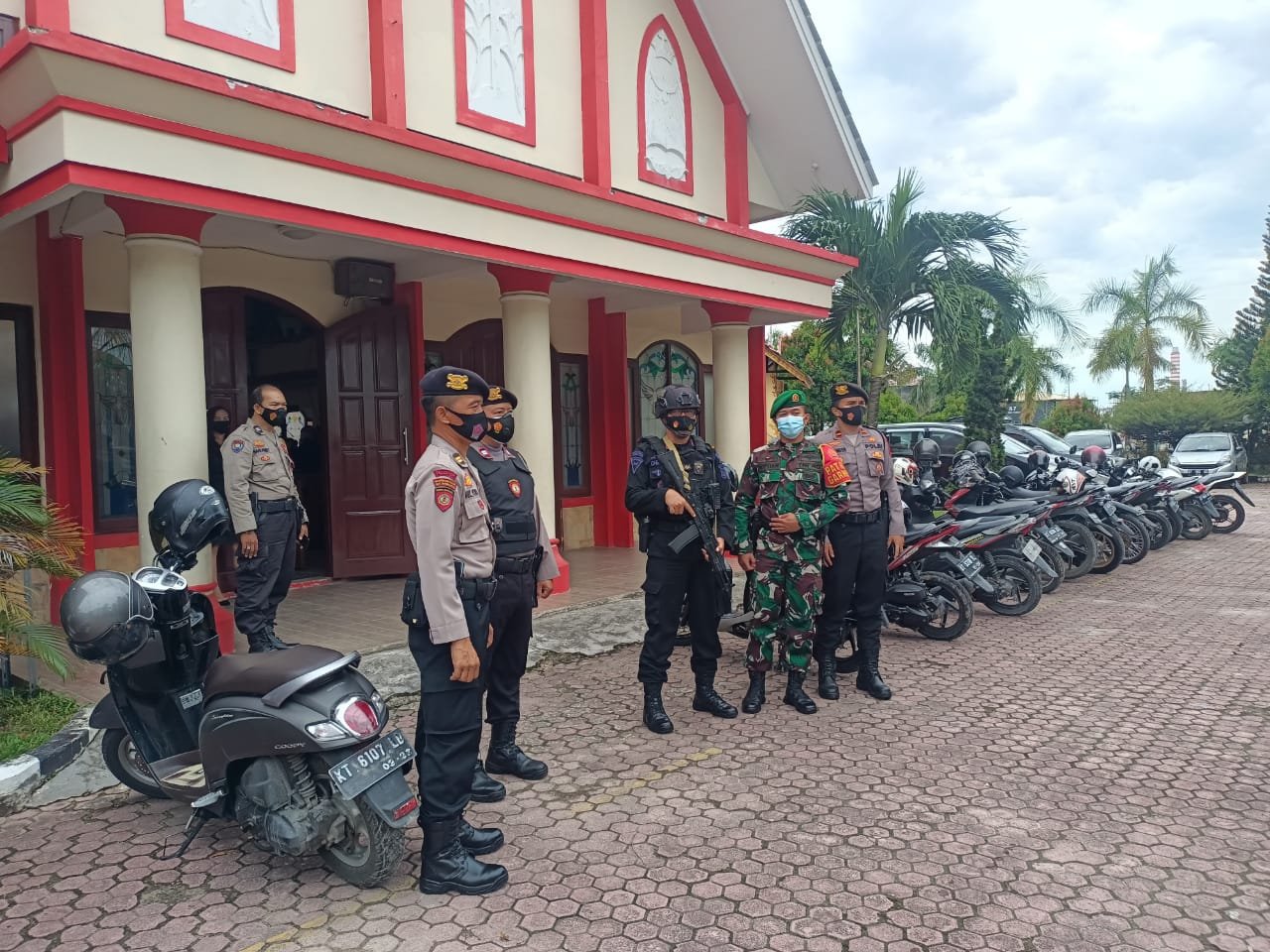 Patroli Sambang Brimob Batalyon A Pelopor Sasar Gereja di Kota Balikpapan PROKALTIM 1 IMG 20210414 WA0000 Patroli Sambang Brimob Batalyon A Pelopor Sasar Gereja di Kota Balikpapan PROKALTIM