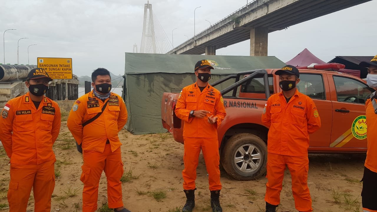 WhatsApp Image 2021 05 09 at 07.29.46 SAR Gabungan Turun Tangan Pencarian Irsal, Pemuda yang Terjun dari Jembatan Mahkota II PROKALTIM