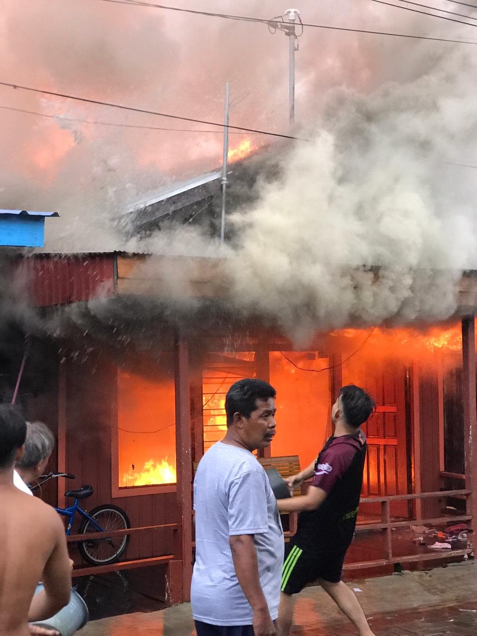 WhatsApp Image 2021 05 13 at 02.37.46 Diduga Lalai Memanaskan Makanan, 4 Rumah di Lambung Mangkurat Terbakar PROKALTIM