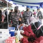Giliran Warga Pesisir TPI Manggar di Vaksinasi Lanal Balikpapan