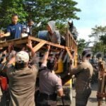 Protes Keras, Ratusan Lapak PKL Pandansari Tetap Dibongkar Adapula yang Diangkut Petugas Gabungan