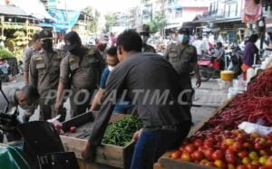 Protes Keras, Ratusan Lapak PKL Pandansari Tetap Dibongkar Adapula yang Diangkut Petugas Gabungan PROKALTIM 2 WhatsApp Image 2021 07 07 at 19.31.55 Protes Keras, Ratusan Lapak PKL Pandansari Tetap Dibongkar Adapula yang Diangkut Petugas Gabungan PROKALTIM