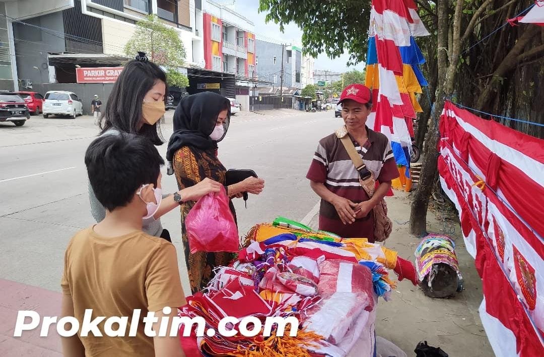 WhatsApp Image 2021 08 02 at 09.21.22 Jelang HUT Kemerdekaan RI, Penjual Bendera Turunkan Harga Hingga 50% PROKALTIM