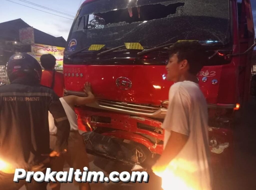 WhatsApp Image 2021 08 16 at 19.23.34 Truk Muatan Ban Lepas Kendali, 1 Orang Tewas PROKALTIM
