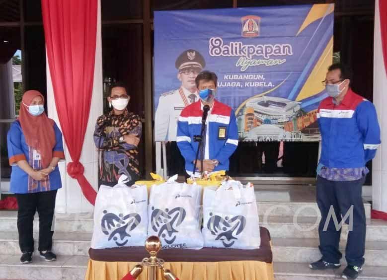 pertamina csr Pertamina RU V Balikpapan Salurkan 670 Paket Sembako Terdampak PPKM PROKALTIM