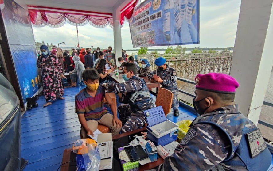 LANAL VAKSIN Menyambut HUT TNI AL Ke-76, Lanal Gelar Serbuan Vaksin Masyarakat Maritim Muara Badak dan Kutai Kertanegara PROKALTIM