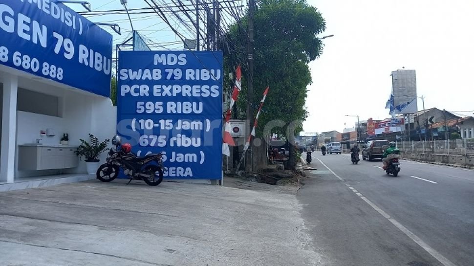 56504 spanduk harga pcr yang dipatok sejumlah klinik di kawasan jakarta selatan suaracomarga Alvin Lie Kritisi Kewajiban PCR, Walau Sudah Divaksin PROKALTIM