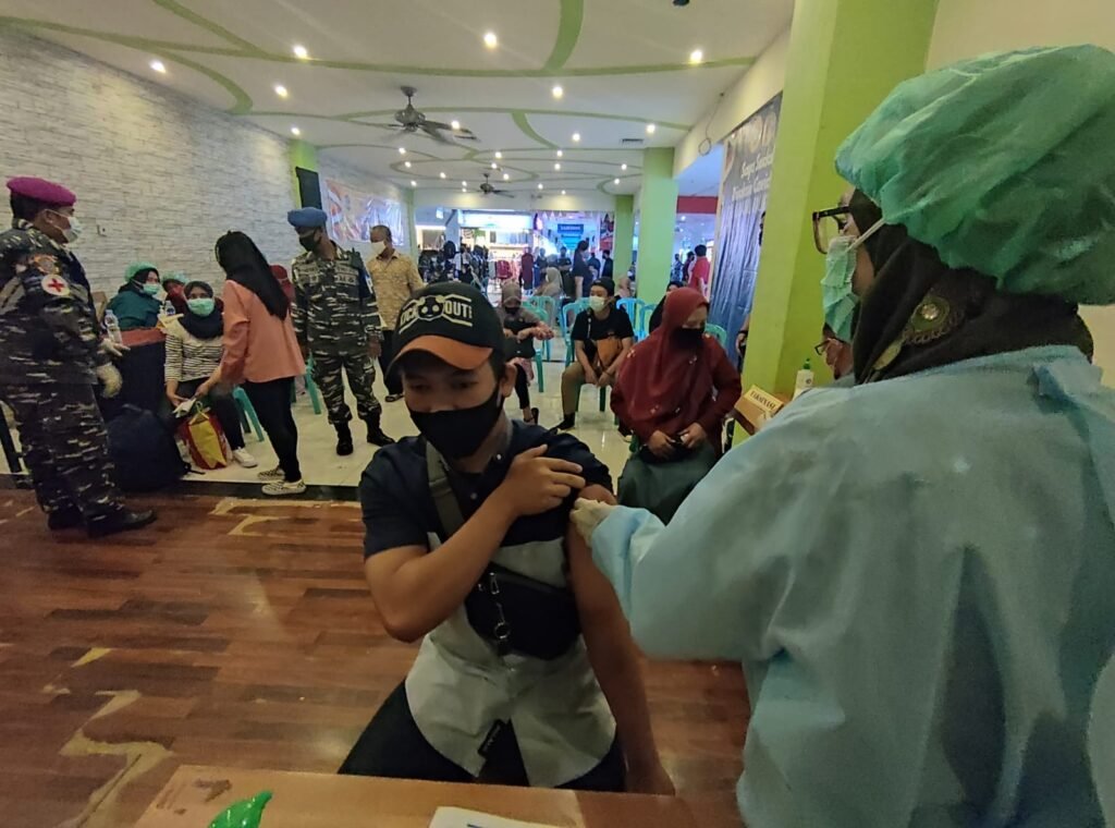 IMG 20211001 WA0006 Sambut HUT TNI Ke- 76, Lanal Balikpapan Serbu Pelaku UMKM, Masyarakat Maritim dan Umum di Rapak Plaza untuk Divaksin PROKALTIM