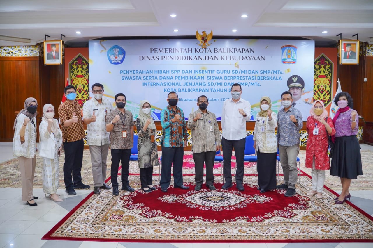 IMG 20211013 WA0007 Peduli Pendidikan, Apical Group Serahkan Bantuan Tenaga Pengajar dan Kontribusi Sewa Transportasi PROKALTIM