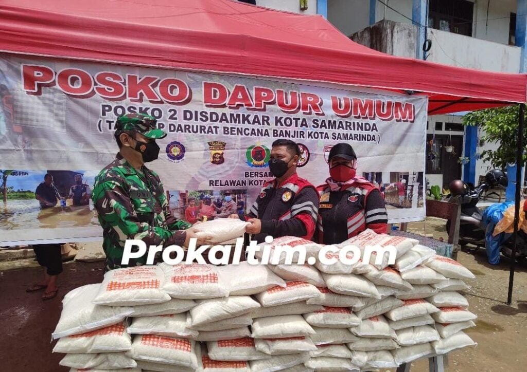 WhatsApp Image 2021 10 22 at 16.19.53 Dandim Samarinda Serahkan Bantuan 500 Kg Beras Untuk Korban Banjir PROKALTIM