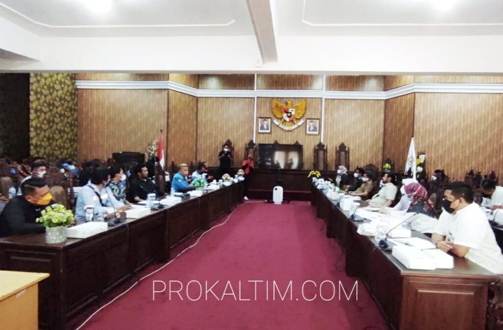 20211206 083419 Aliansi Buruh Balikpapan Mengadu ke DPRD, Terkait Perda, Pekerja Lokal, UMK dan Kasus Pekerja Osiana PROKALTIM