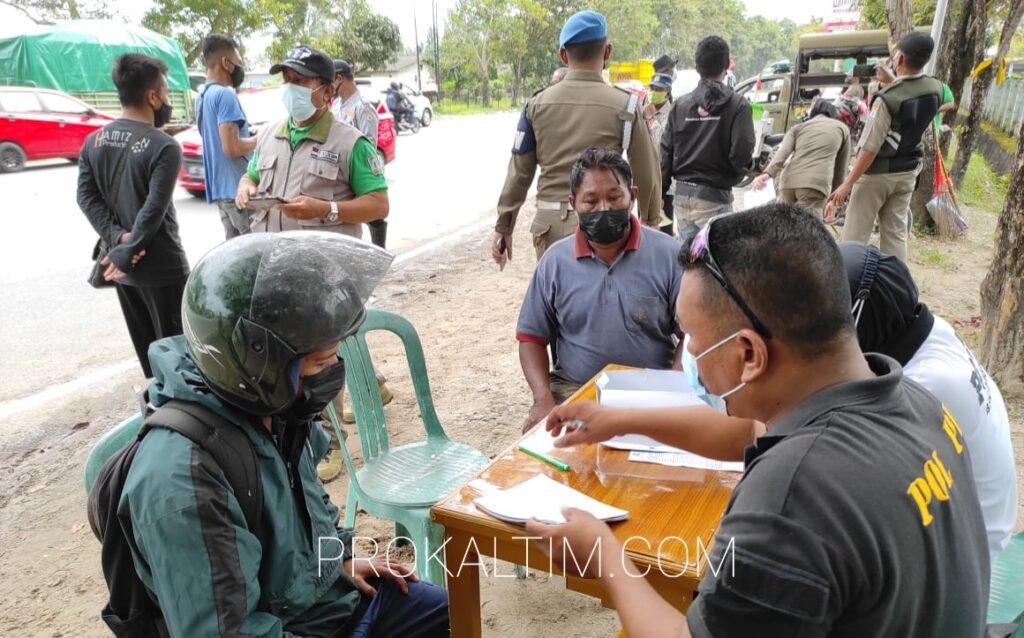 20211217 101245 24 Warga Terjaring Razia Prokes di Jembatan Kembar Manggar PROKALTIM