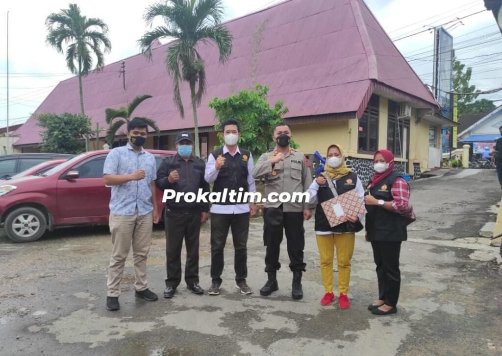 WhatsApp Image 2021 12 13 at 19.16.30 Motor Hilang Saat Pengamanan Vaksin, Lina Dapat Tali Asih Rp 5 Juta dari Kapolsek PROKALTIM