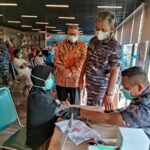 Danlantamal XIII Tinjau Pelaksanaan Serbuan Vaksin Covid-19 Lanal Balikpapan di Buddhist Center