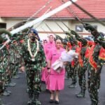 Penyerahan Dhuaja Pada Upacara Farewell Parade Dansat Brimob Polda Kaltim