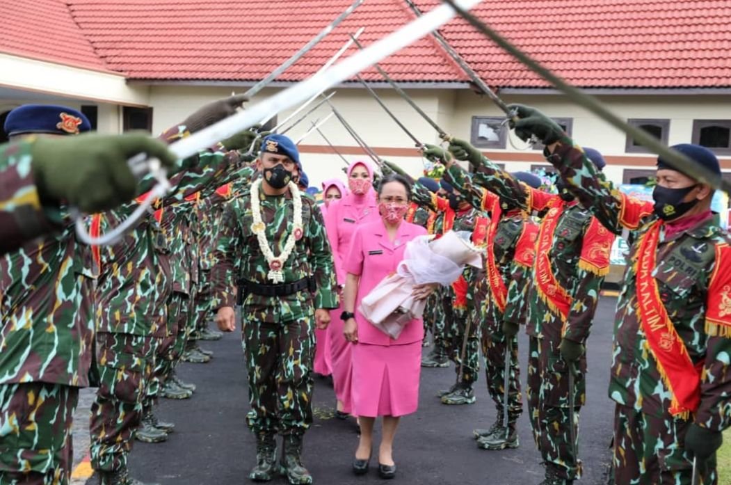 Screenshot 1 8 2022 12 31 42 AM Penyerahan Dhuaja Pada Upacara Farewell Parade Dansat Brimob Polda Kaltim PROKALTIM