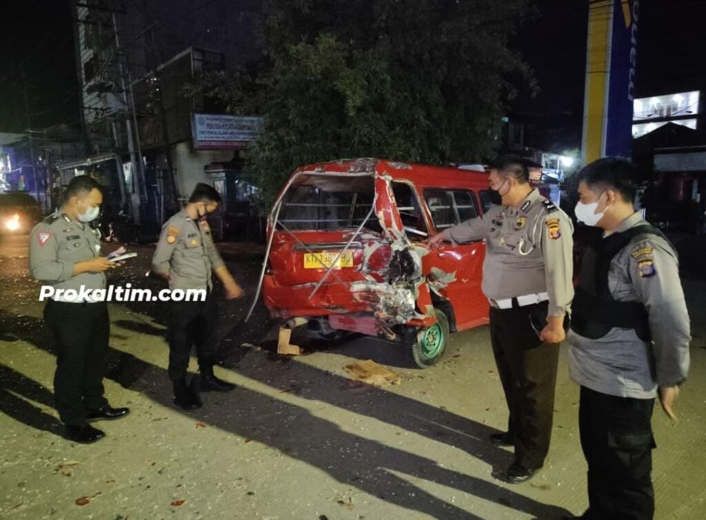 WhatsApp Image 2022 01 16 at 14.13.02 Sopir Angkot Tidur Lelap, Ditabrak Orang Yang Bicara Ngelantur, Mau Pergi Mobilnya Rusak, Begini Jadinya PROKALTIM