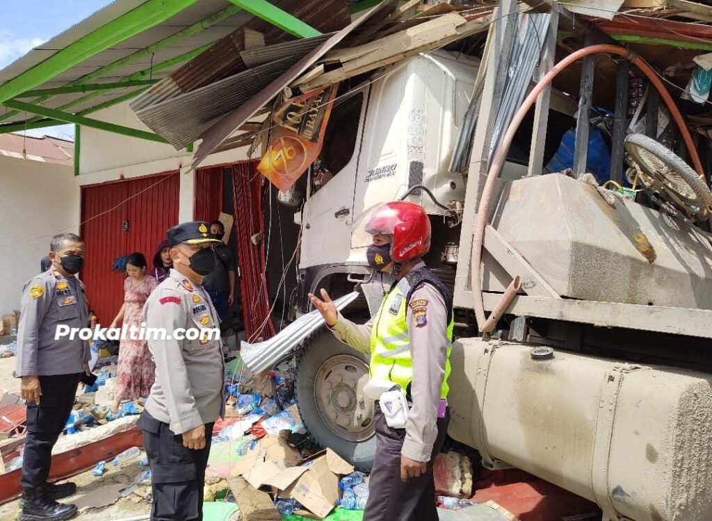 WhatsApp Image 2022 01 31 at 02.45.23 Truk Kontainer Mati Mesin, Sopir Loncat Selamatkan Diri, Dua Rumah Rusak, Disdamkar Amankan Area PROKALTIM