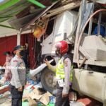 Truk Kontainer Mati Mesin, Sopir Loncat Selamatkan Diri, Dua Rumah Rusak, Disdamkar Amankan Area