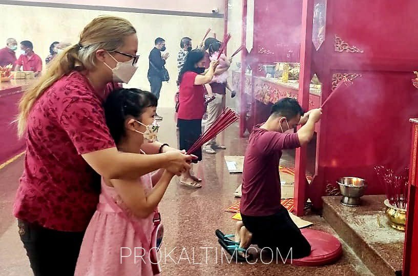 20220201 212712 Perayaan Imlek Berlangsung Meriah di Kelenteng Guang De Miao Pasar Baru Balikpapan PROKALTIM