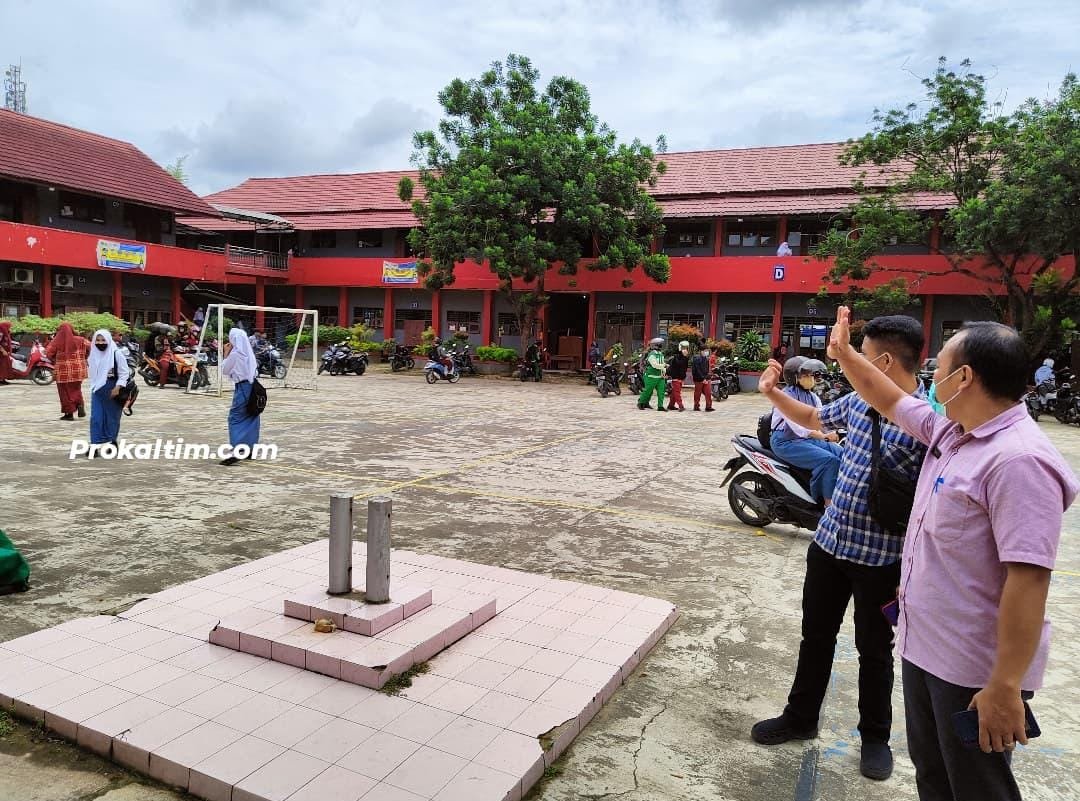 WhatsApp Image 2022 02 12 at 21.34.01 Niat Hati Membantu Guru Perbaiki Tiang Bendera, Tak Disangka Tiang Bendera Kropos Dan Patah PROKALTIM