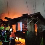 Breaking News!! Jelang Magrib Si Jago Merah Melahap Bangunan Kayu di Karang Mumus