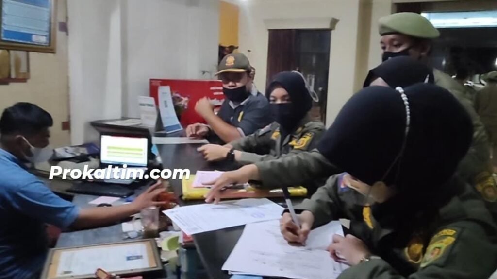 WhatsApp Image 2022 03 05 at 00.18.22 Razia Yustisi, 21 Orang Terjaring, Satu Melarikan Diri PROKALTIM