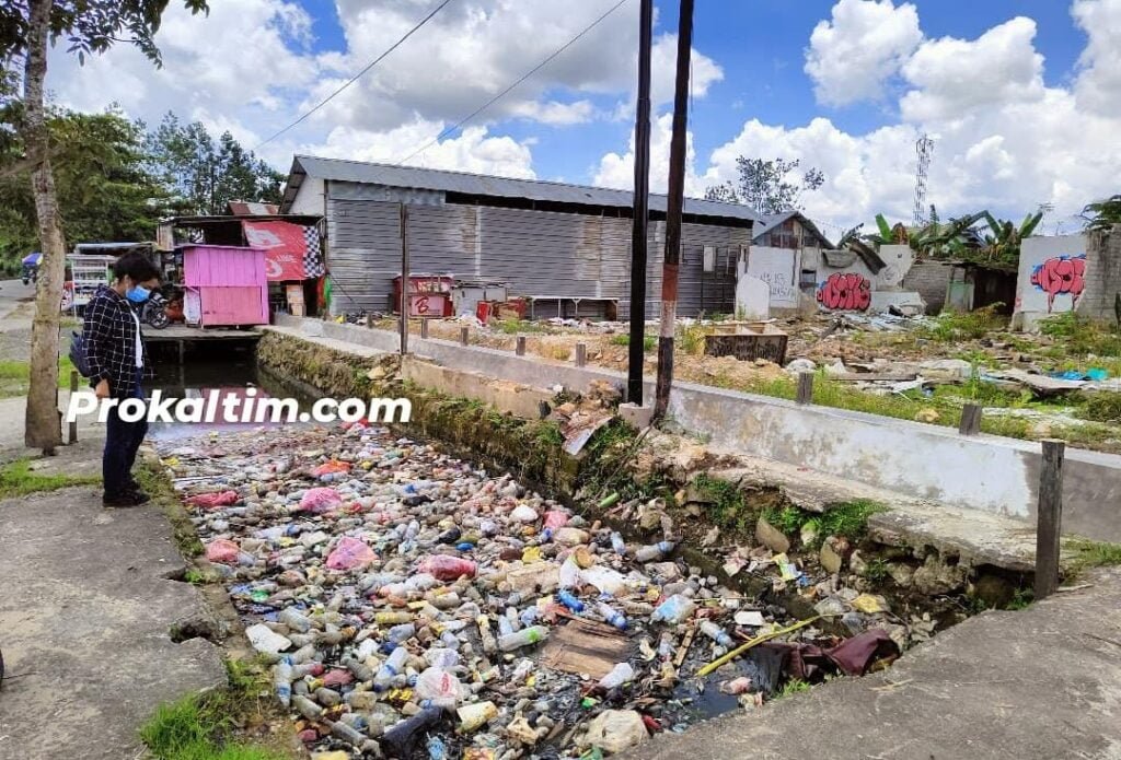 WhatsApp Image 2022 03 17 at 07.05.00 Parit Gelatik Sudah Bersih, Sempat Kendala Terbatasnya Tim DLH PROKALTIM