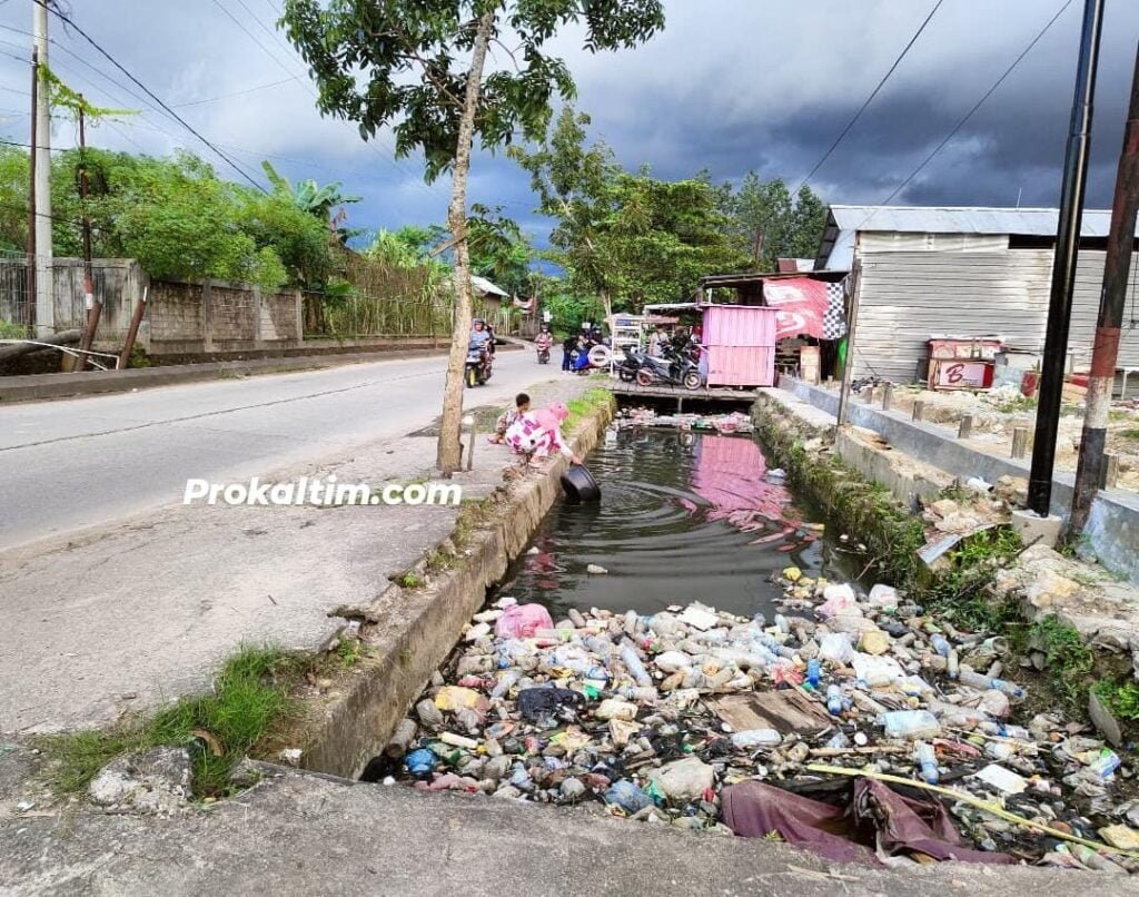WhatsApp Image 2022 03 17 at 07.19.39 Usai Pengosongan Lahan di Jalan Gelatik, Sampah Di Parit Jadi Sorotan PROKALTIM