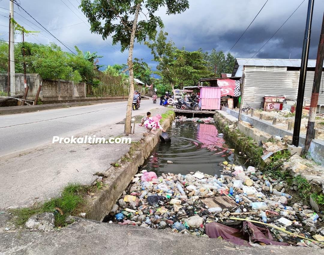 Usai Pengosongan Lahan di Jalan Gelatik, Sampah Di Parit Jadi Sorotan PROKALTIM 1 WhatsApp Image 2022 03 17 at 07.19.39 Usai Pengosongan Lahan di Jalan Gelatik, Sampah Di Parit Jadi Sorotan PROKALTIM