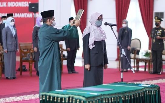 sri Gubernur Isran Lantik Sri Wahyuni Sebagai Sekda Provinsi Kaltim PROKALTIM