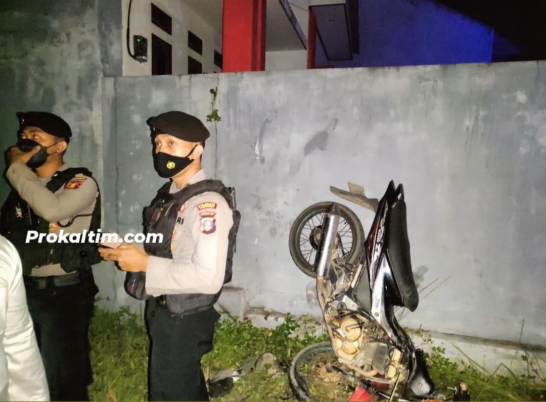 Breaking News!! Gubrak, 2 Pria Berboncengan Hajar Tembok, 1 Korban Meninggal Dunia PROKALTIM 1 IMG 20220401 200541 Breaking News!! Gubrak, 2 Pria Berboncengan Hajar Tembok, 1 Korban Meninggal Dunia PROKALTIM