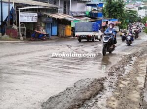 Jalan Rusak di Kadri Oening, Warga : Mau Jatuh Korban Berapa Lagi? PROKALTIM 2 WhatsApp Image 2022 04 04 at 06.23.31 Jalan Rusak di Kadri Oening, Warga : Mau Jatuh Korban Berapa Lagi? PROKALTIM