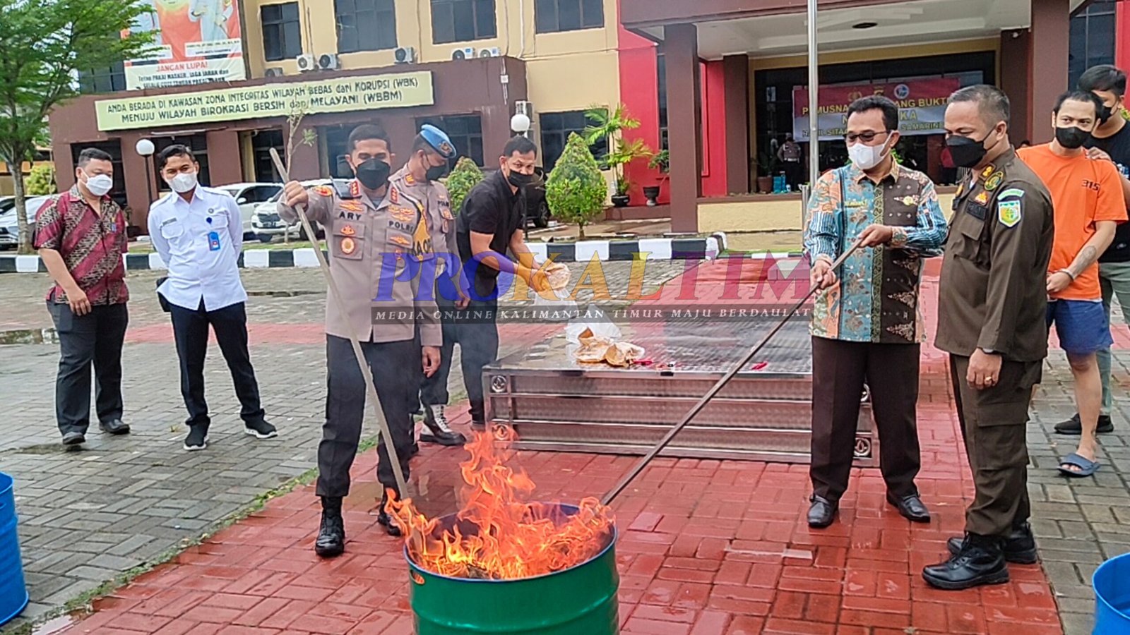 Pemusnahan Barang Bukti Narkoba, Sabu Di Blender, Ganja Jadi Abu PROKALTIM 1 InShot 20220512 173520192 scaled Pemusnahan Barang Bukti Narkoba, Sabu Di Blender, Ganja Jadi Abu PROKALTIM