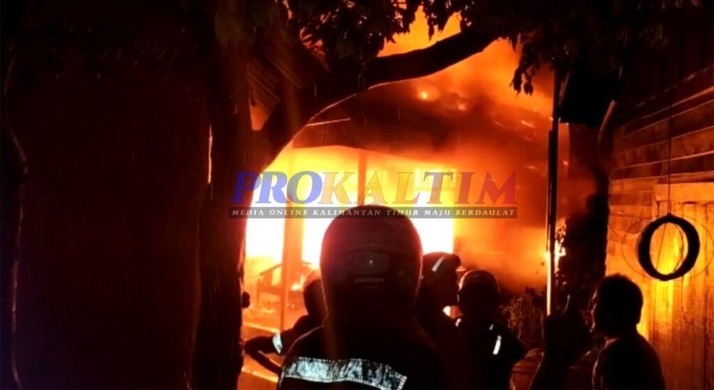 InShot 20220514 235535871 Malam Minggu, 3 Rumah Kayu di Loa Janan Hangus Terbakar PROKALTIM