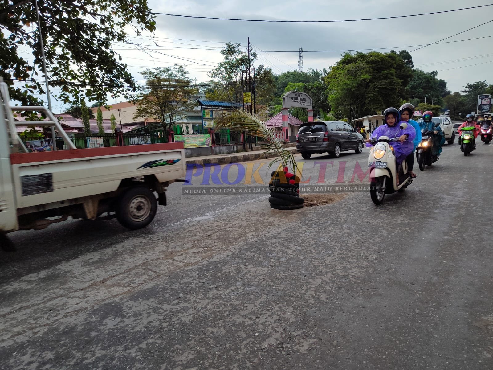 Warga Tanam Janur Kuning Di Jalan, Tanda Lubang, Sering Kecelakaan PROKALTIM 1 WhatsApp Image 2022 05 06 at 08.40.36 Warga Tanam Janur Kuning Di Jalan, Tanda Lubang, Sering Kecelakaan PROKALTIM